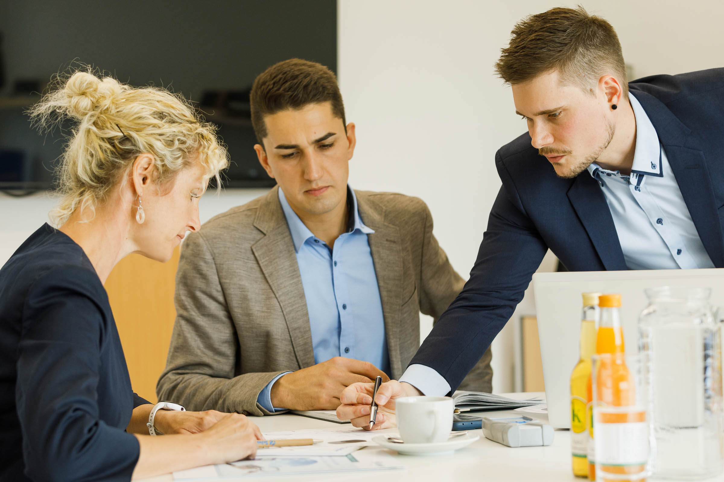 Martina Schönberger, Florain Postl & Bernhard Maunz bei einer Besprechung