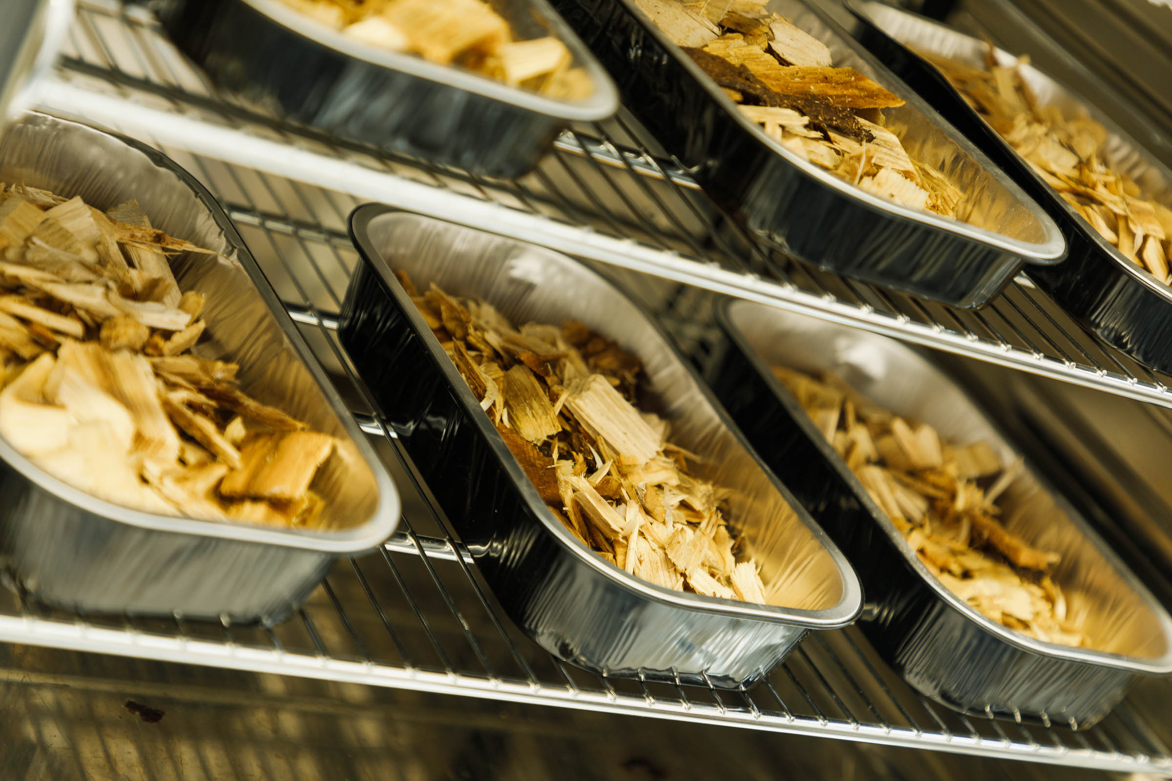 Woodchip samples in aluminum trays are kiln-dried in a drying cabinet. Standard water content determination of wood chips.