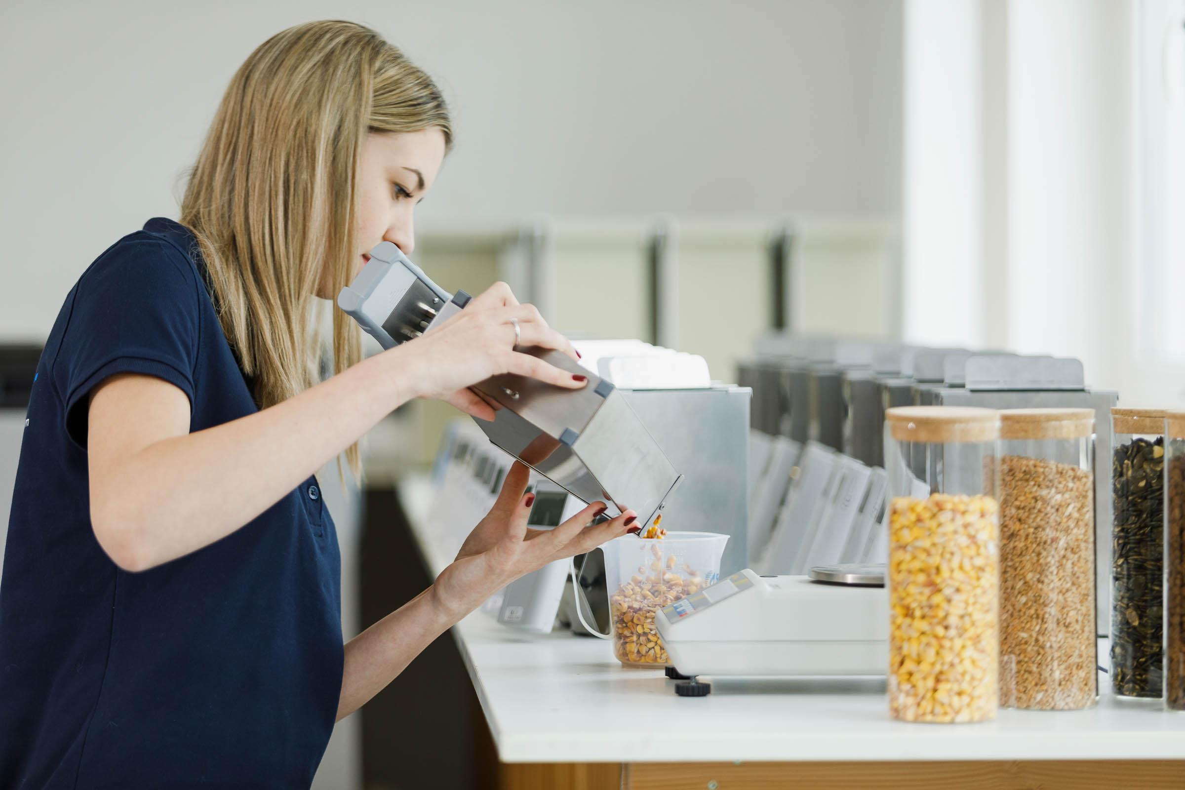 Selina measures the moisture of corn with a humimeter FS2 Grain Moisture Meter