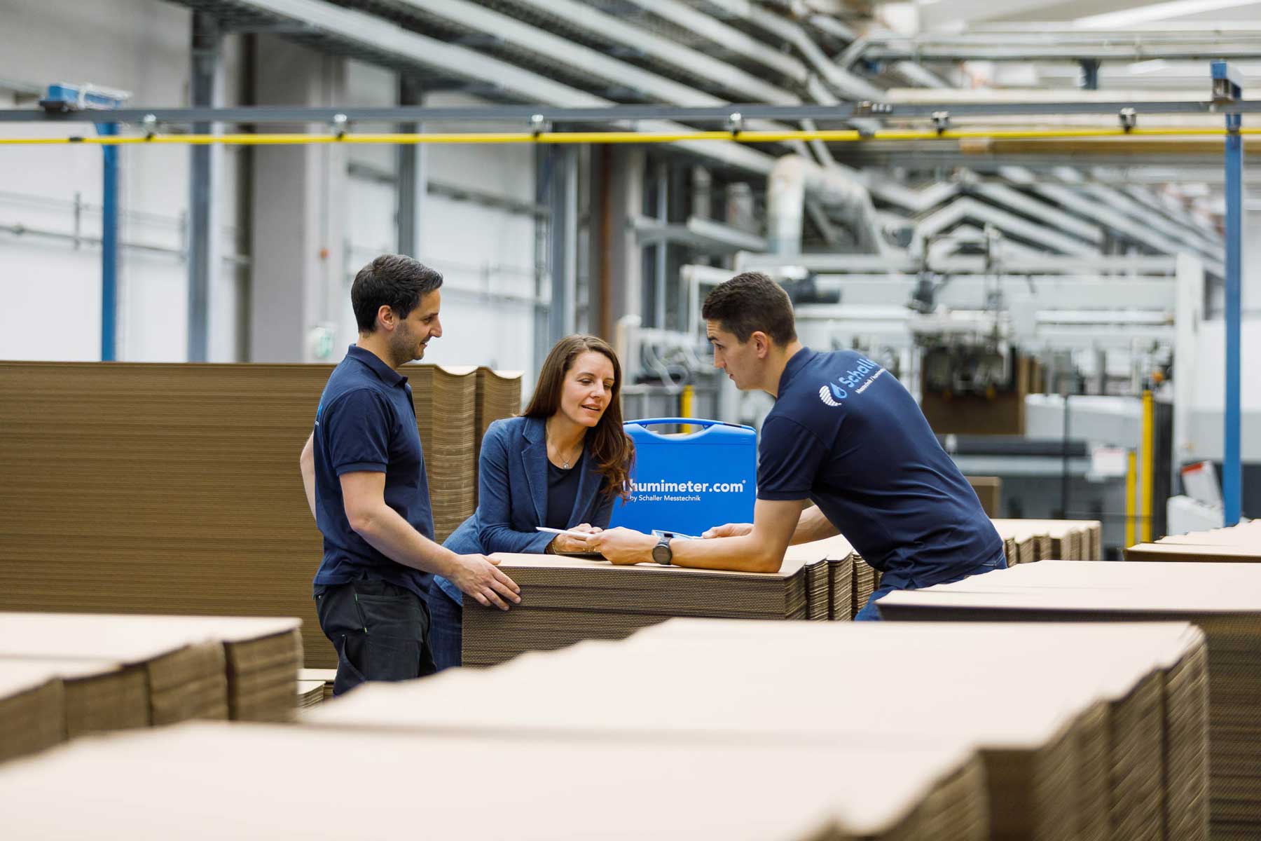 Rencontre à la cartonrie - présentation de l'humidimètre humimeter RH5 sur une pile de carton