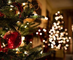 Weihnachtsbaum mit Kerzen und Christbaumkugeln