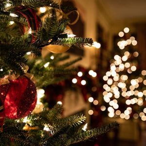 Weihnachtsbaum mit Kerzen und Christbaumkugeln