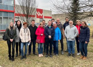 Photo de groupe de l'équipe Schaller Messtechnik devant le bâtiment de l'entreprise Wollsdorf Leder