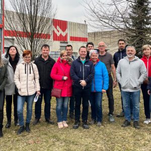 Gruppenfoto Team Schaller Messtechnik vor dem Firmengebäude von Wollsdorf Leder